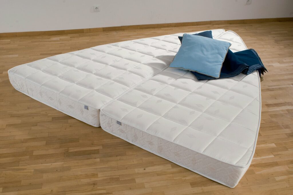 Matelas Galapagos à mémoire de forme, réalisé sur mesure en forme de V pour une cabine avant