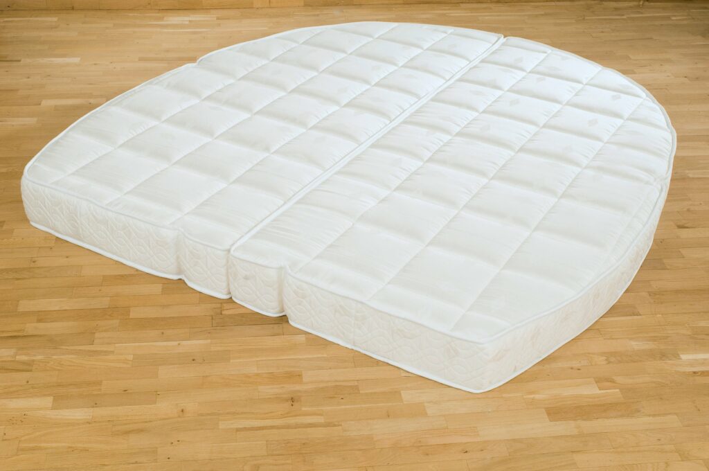 Matelas Seychelles en latex, réalisé sur mesure en deux parties pour un lit arrondi