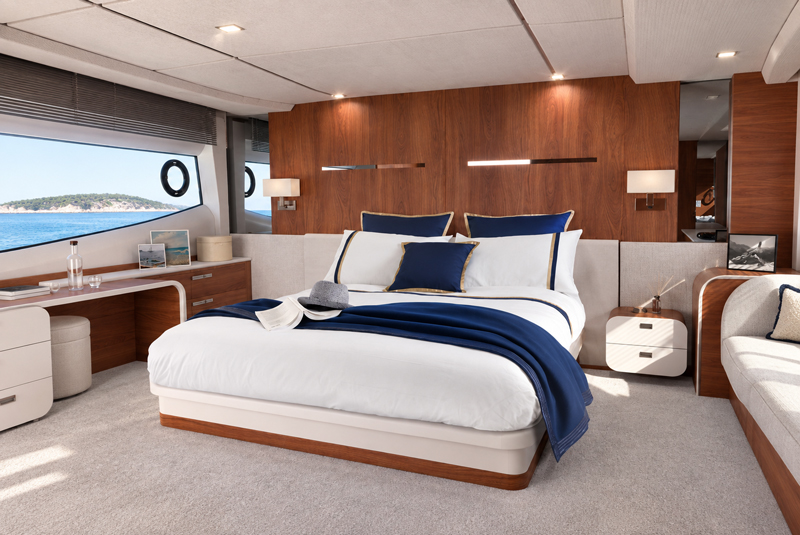 Cabine de yacht avec parure de lit blanche et bleu marine confectionnée par Victoria Yachting