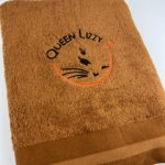 Broderie personnalisée sur drap de bain, logo du bateau