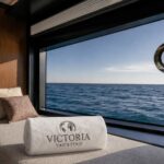 Serviettes de toilette Victoria Yachting, serviette brodée en cabine